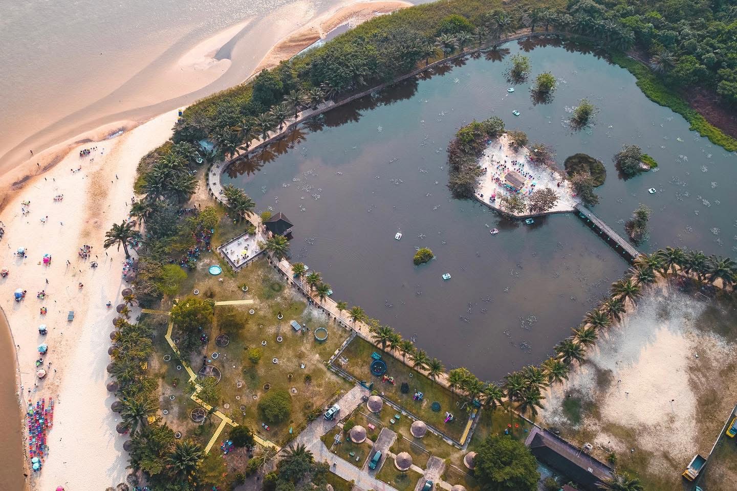 Vue aérienne de Picasso Beach au bord de l’eau, à la N’sele